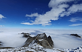 中山峰是贡嘎雪山群的第二高峰，号称四川第二峰，但因为神山贡嘎太桀骜太张扬太鹤立鸡群，于是在贡嘎的一众常年积雪的顶峰中，中山峰并不显眼。