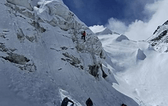 我们走入冰塔林，看两个雪山大神在雪崖下拉练，好奇的我们走过去观看，那带头大哥道不要往里走，掉进冰裂缝没人会救你！说的我心里一寒，好像怕我们赖上他多事一般。